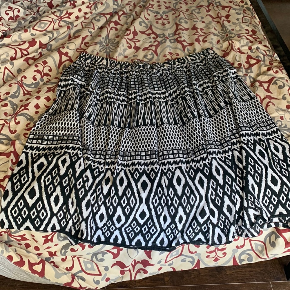 Lane Bryant size 26/28 black and white print skirt